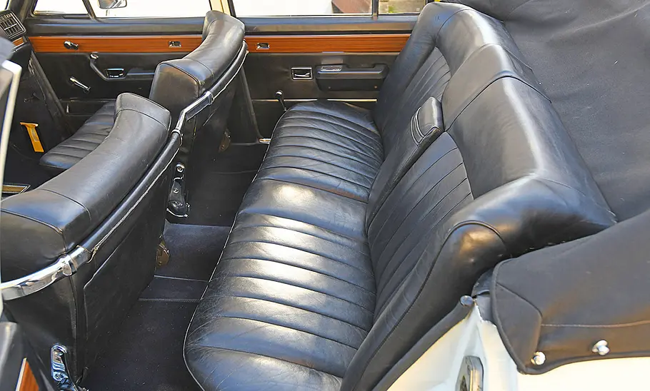 Opel Diplomat B Cabriolet Blick in den Innenraum des Opel Diplomat B Cabriolet mit geöffnetem Verdeck, der Fokus liegt auf der zweiten Sitzreihe.