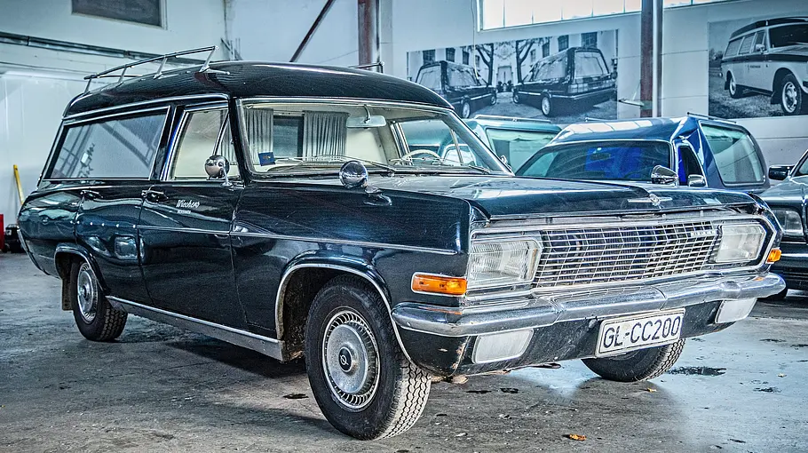 Opel Diplomat Leichenwagen statisch von schräg vorne fotografiert. 