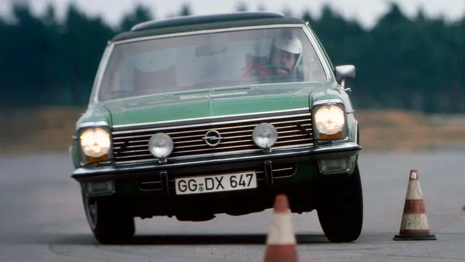 Opel Diplomat V8 fahrend von vorne fotografiert. 