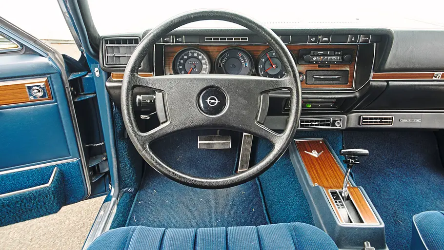 Opel Diplomat V8 Das Cockpit des Opel Diplomat V8