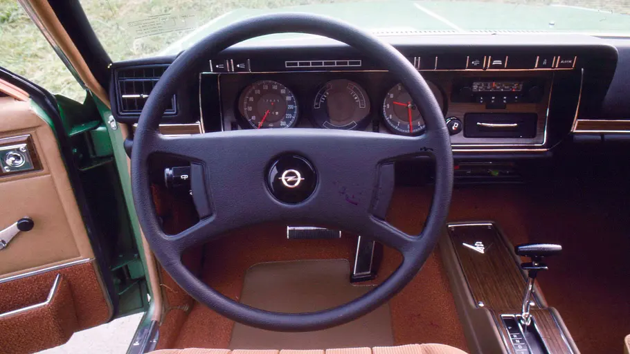 Das Cockpit des Opel Diplomat V8. 