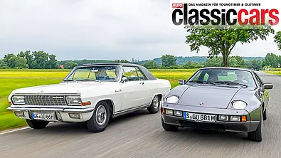 Der Opel Diplomat V8 Coupé und Porsche 928 fahrend von schräg vorne fotografiert. - Foto: Frank Ratering