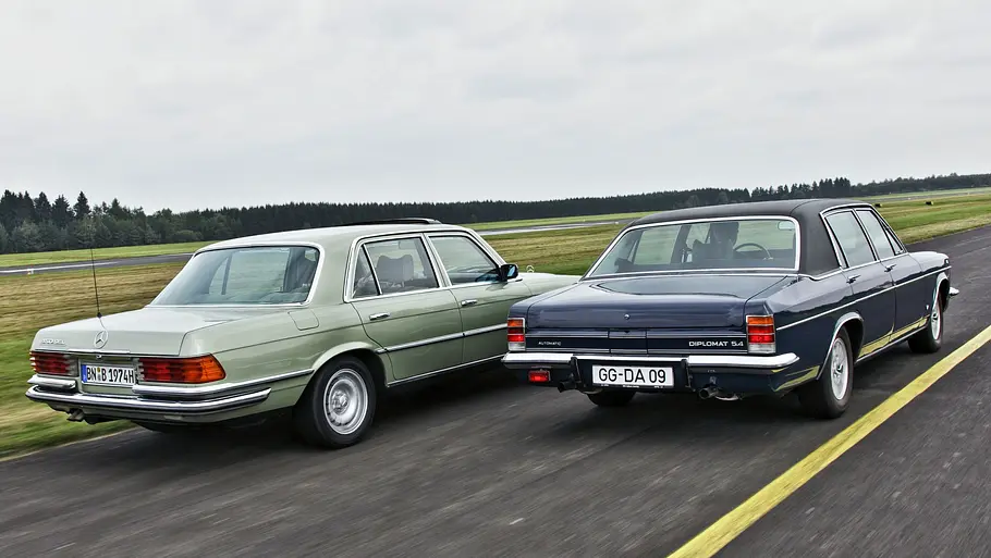 Opel Diplomat V8/Mercedes 450 SEL Opel Diplomat V8/Mercedes 450 SEL fahrend von schräg hinten fotografiert.