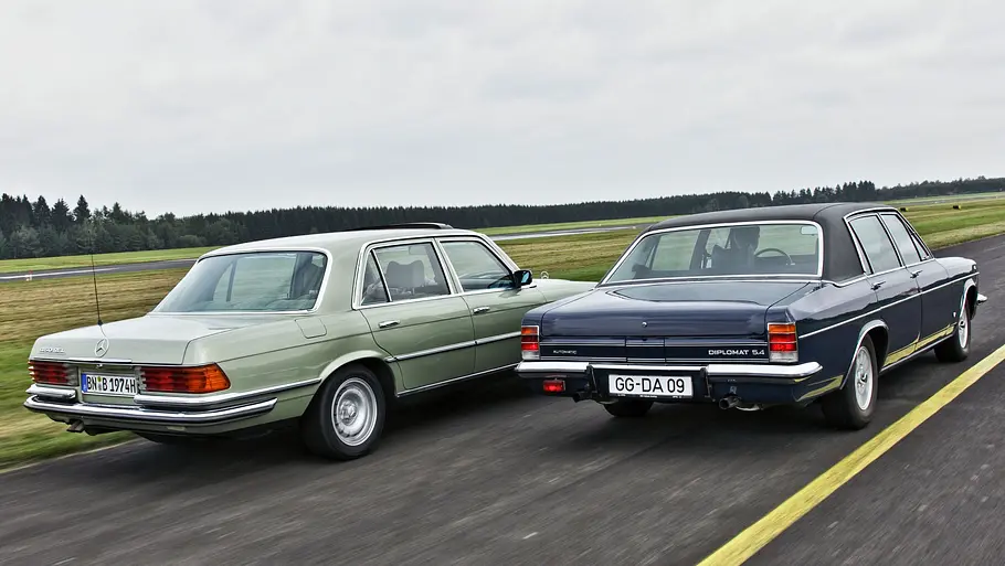 Opel Diplomat V8/Mercedes 450 SEL Opel Diplomat V8/Mercedes 450 SEL fahrend von schräg hinten fotografiert.