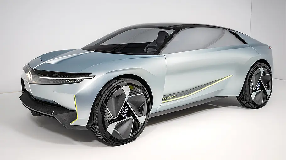 Die Studie Opel Experimental (2023) steht in Studioumgebung, von vorne links fotografiert.