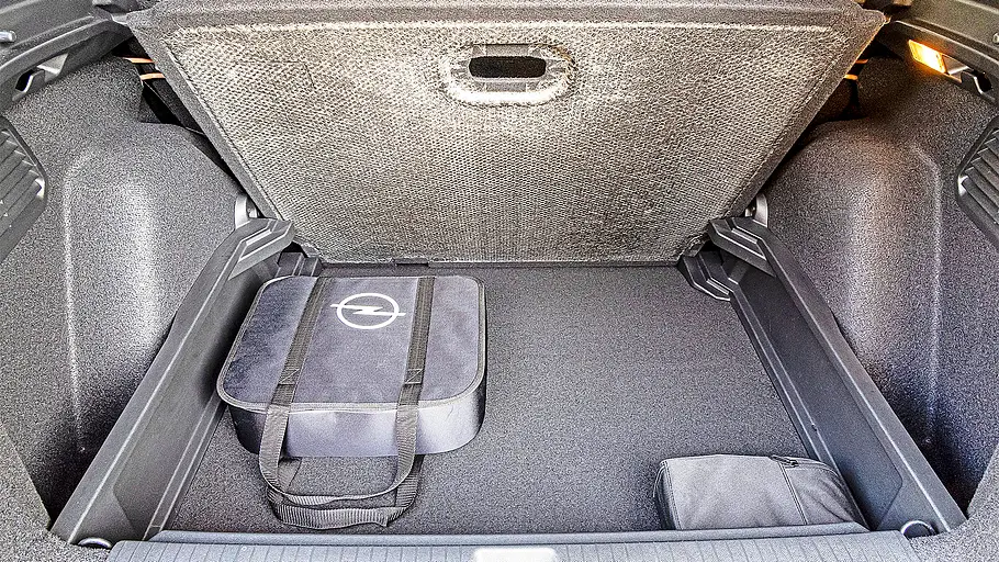 Blick in den Kofferraum des Opel Frontera.