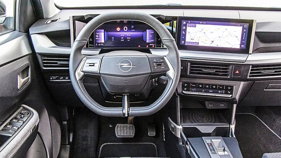 Blick auf die Armaturen im Innenraum des Opel Frontera.