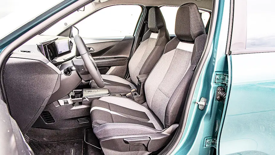 Blick auf die Vordersitze im Innenraum des Opel Frontera.