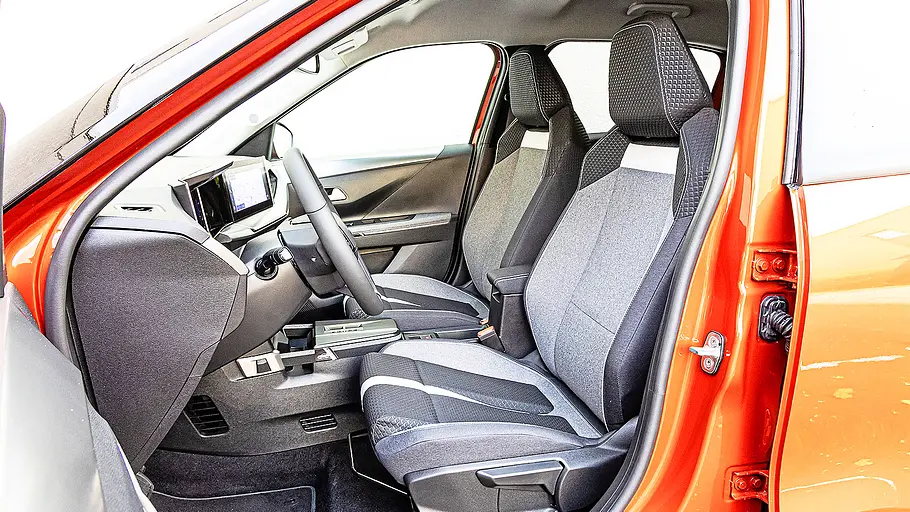 Blick auf die Vordersitze im Innenraum des Opel Frontera.