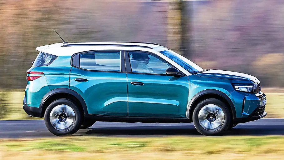 Blick von der Seite auf den fahrenden Opel Frontera.