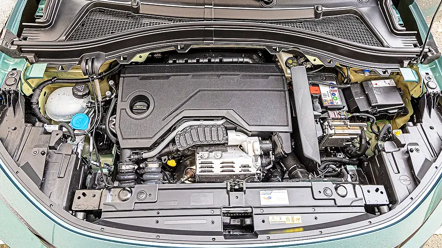 Blick in den Motorraum des Opel Frontera.
