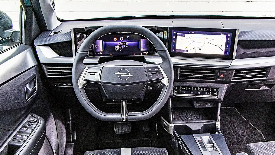 Blick auf die Armaturen im Innenraum des Opel Frontera.