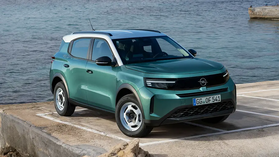 Opel Frontera Der Opel Frontera Hybrid statisch von schräg vorne rechts an einem Küstenabschnitt.