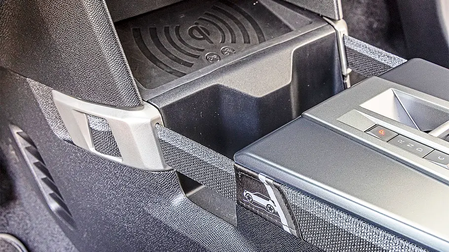 Blick auf die Armaturen im Innenraum des Opel Frontera.