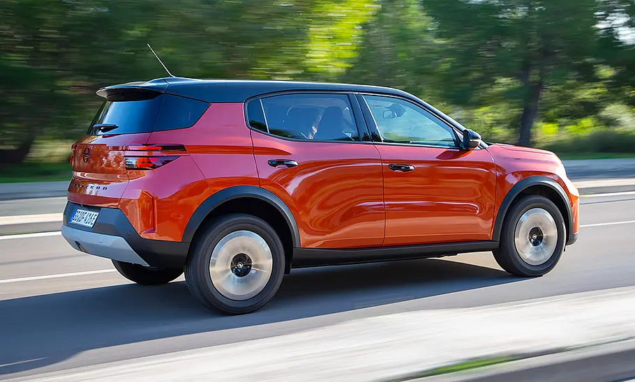 Der Opel Frontera (2024) fahrend von der Seite.
