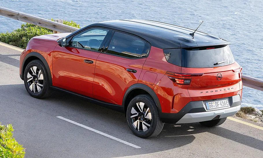 Der Opel Frontera (2024) fahrend von schräg hinten.