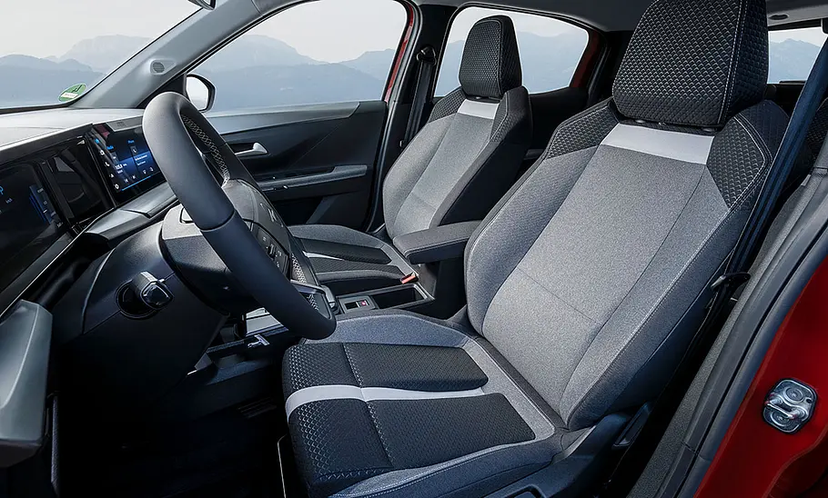 Die Vordersitze des Opel Frontera (2024).