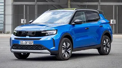 Der Opel Frontera (2024) stehend von schräg vorne fotografiert. - Foto: Opel