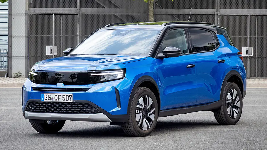 Opel Frontera Der Opel Frontera (2024) stehend von schräg vorne fotografiert.