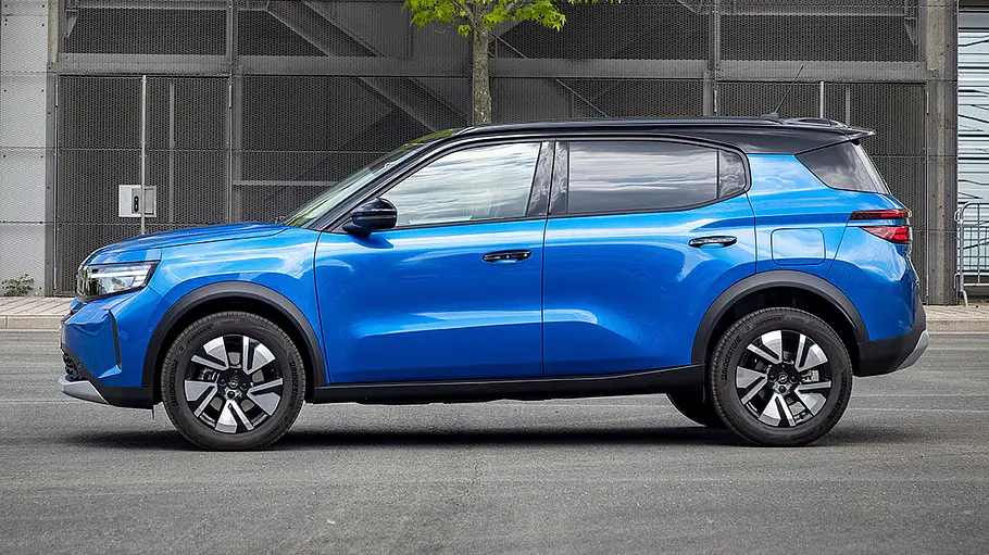 Opel Frontera Der Opel Frontera (2024) stehend von der Seite fotografiert.
