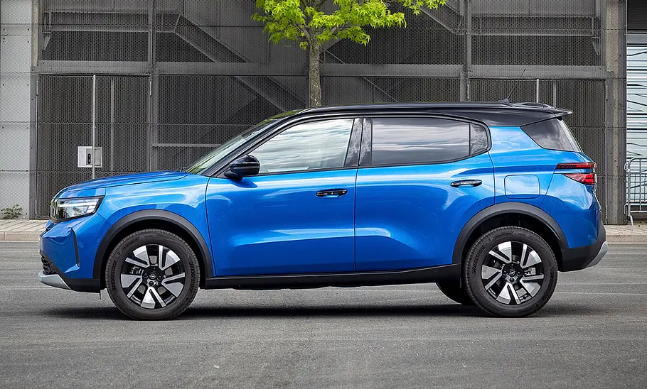 Opel Frontera (2024) Der Opel Frontera (2024) stehend von der Seite fotografiert.