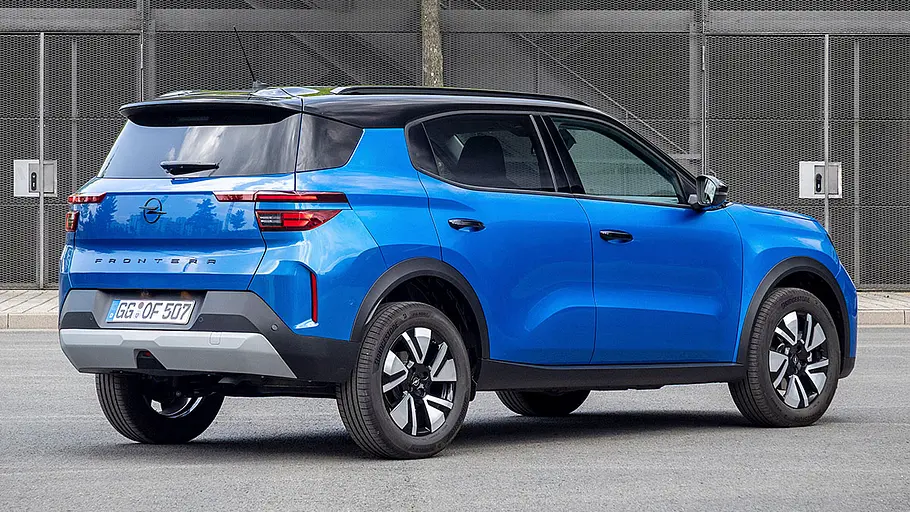 Opel Frontera Der Opel Frontera (2024) stehend von schräg hinten fotografiert.