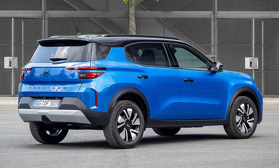 Opel Frontera (2024) Der Opel Frontera (2024) stehend von schräg hinten fotografiert.