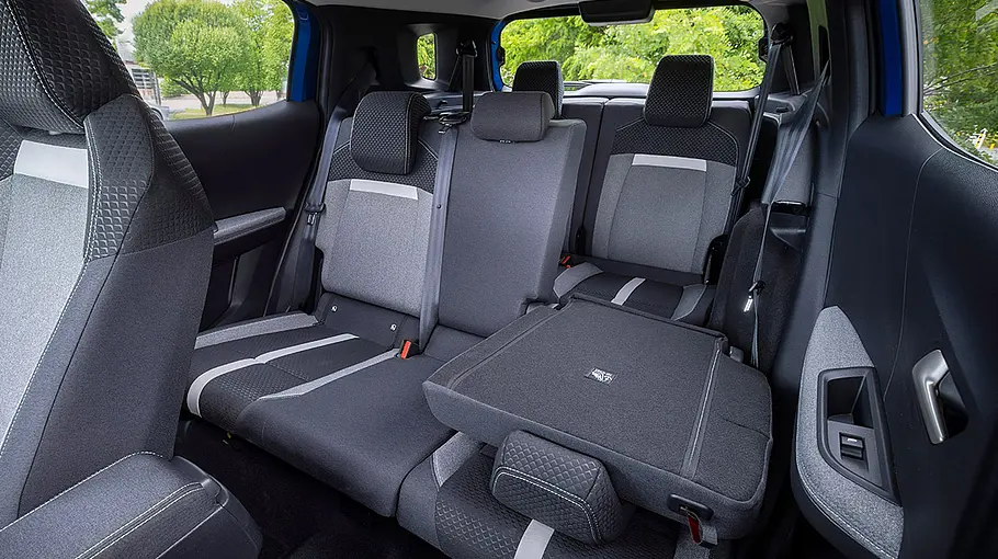 Opel Frontera Der Fond des Opel Frontera (2024) mit Blick auf die zweite und dritte Sitzreihe.