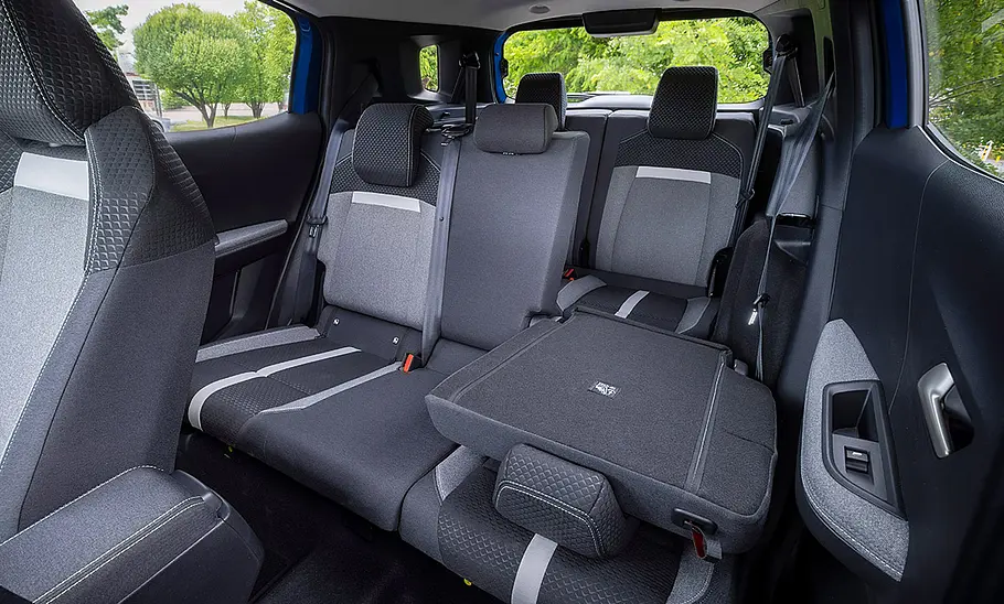 Opel Frontera (2024) Der Fond des Opel Frontera (2024) mit Blick auf die zweite und dritte Sitzreihe.