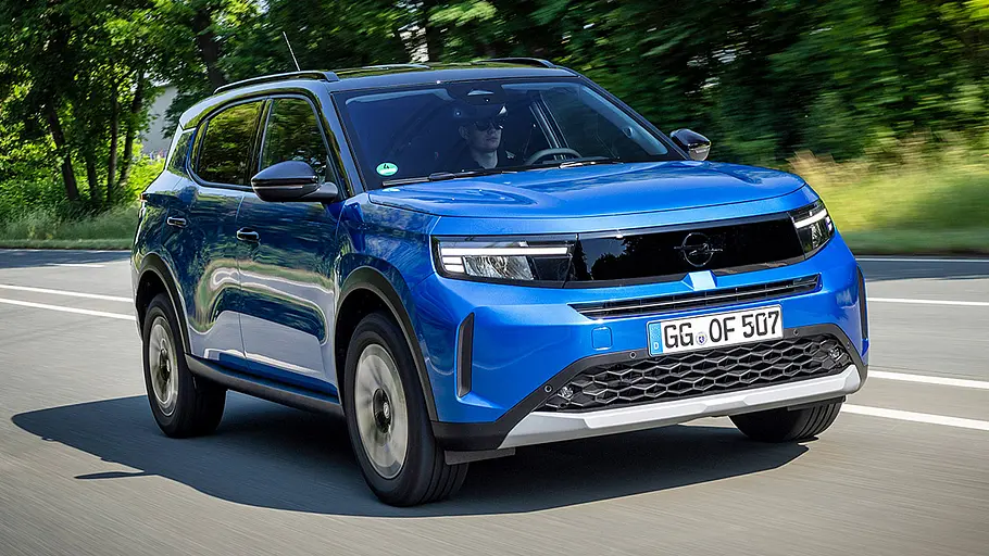 Opel Frontera Der Opel Frontera (2024) fahrend von schräg vorne fotografiert.
