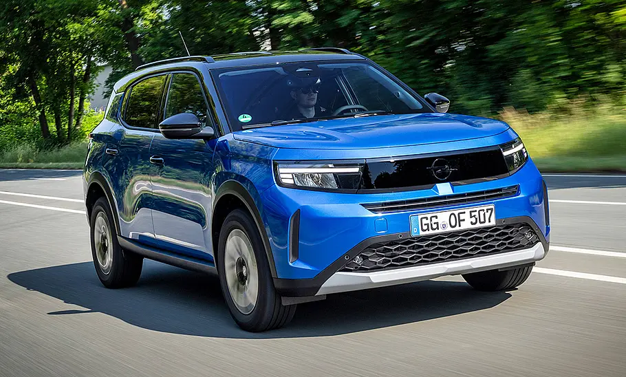 Opel Frontera (2024) Der Opel Frontera (2024) fahrend von schräg vorne fotografiert.