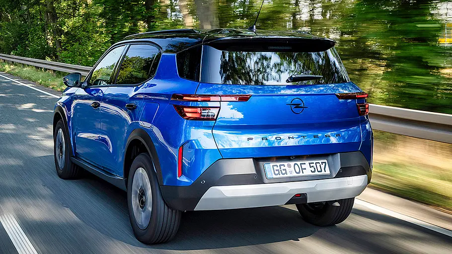 Opel Frontera Der Opel Frontera (2024) fahrend von schräg hinten fotografiert.