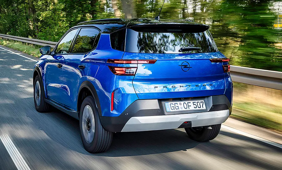 Opel Frontera (2024) Der Opel Frontera (2024) fahrend von schräg hinten fotografiert.