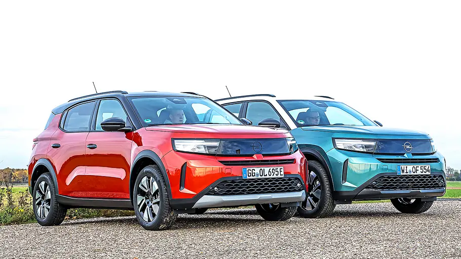 Blick von schräg vorne auf die beiden Opel Frontera – Electric und Benziner.