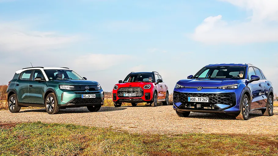 Blick von schräg vorne auf die drei SUV Opel Frontera, Mini Countryman und VW T-Roc.