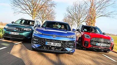 Blick von vorne auf die drei fahrenden SUV Opel Frontera, VW T-Roc und Mini Countryman. - Foto: Daniela Loof