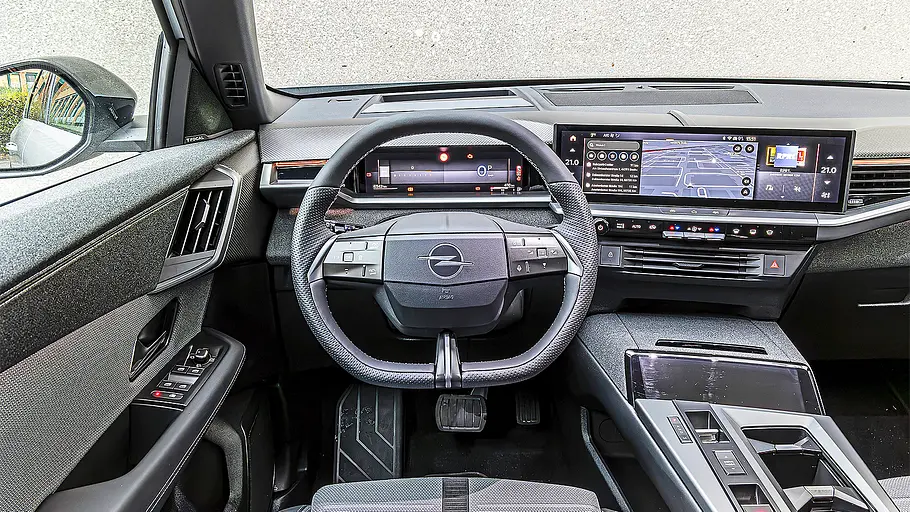 Blick auf die Armaturen im Innenraum des Opel Grandland.
