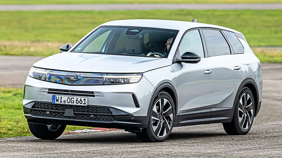 Blick von schräg vorne auf den fahrenden Opel Grandland.