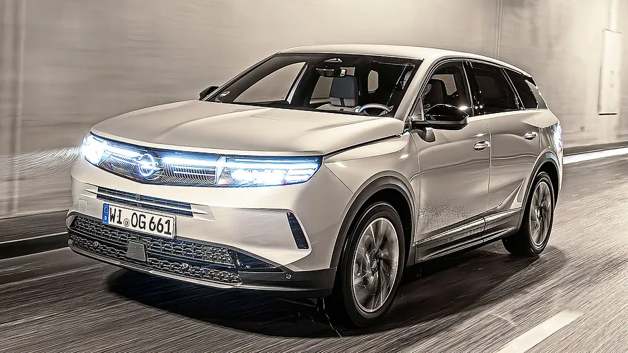 Blick von schräg vorne auf den fahrenden Opel Grandland.
