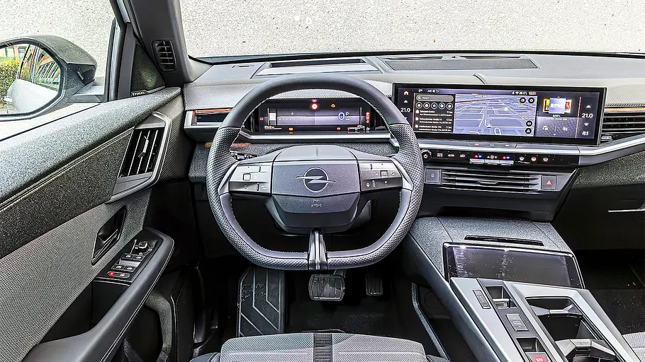 Blick auf die Armaturen im Innenraum des Opel Grandland.