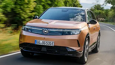 Opel Grandland Electric (2024) von schräg vorne zu sehen, fahrend - Foto: Opel