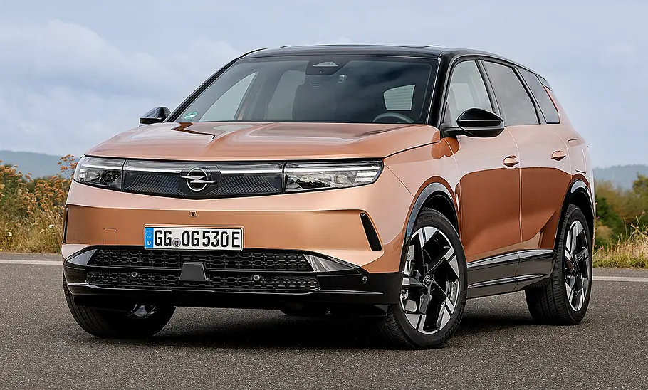 Opel Grandland Electric (2024) von schräg vorne zu sehen, stehend