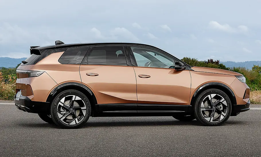 Opel Grandland Electric (2024) von der Seite zu sehen, stehend