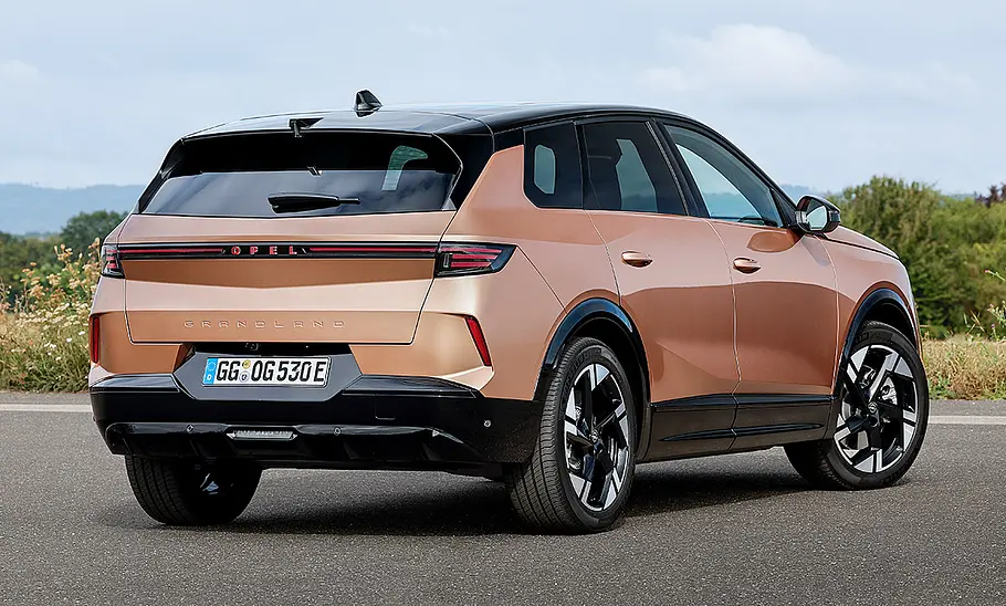 Opel Grandland Electric (2024) von schräg hinten zu sehen, stehend