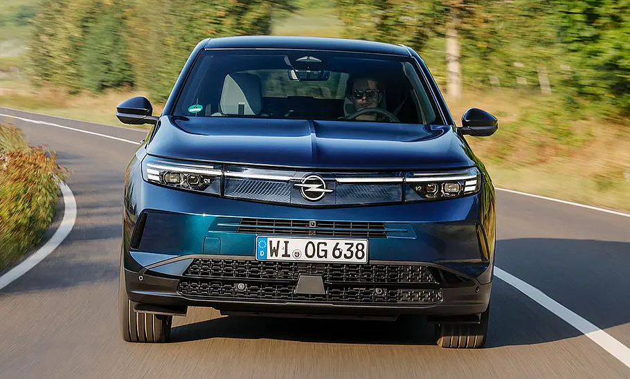 Opel Grandland Hybrid (2024) von vorne zu sehen, fahrend