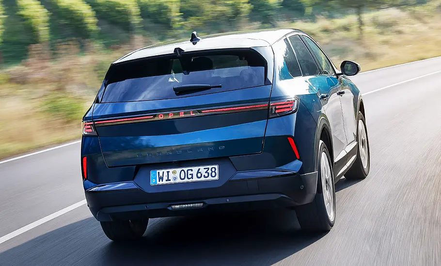 Opel Grandland Hybrid (2024) von hinten zu sehen, fahrend