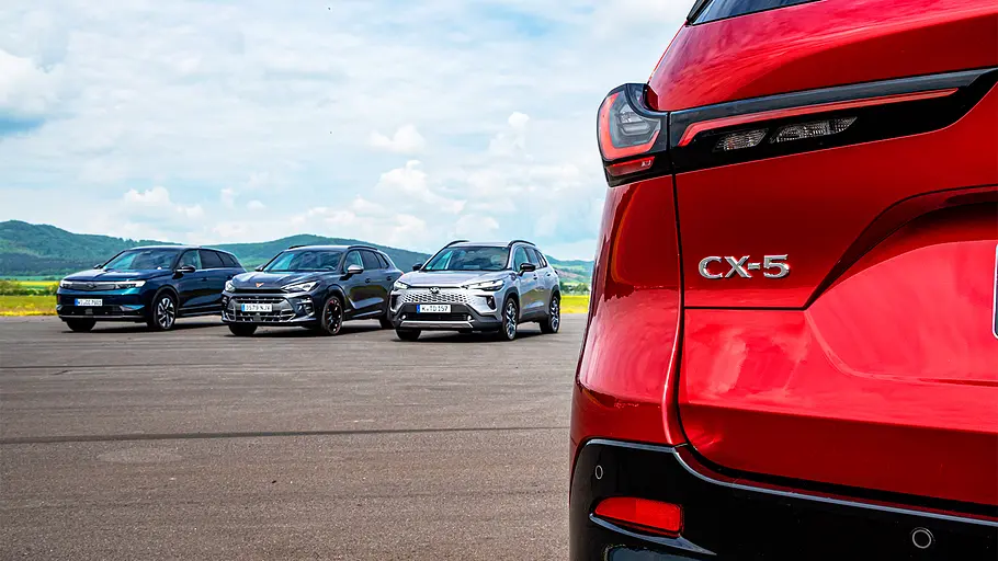 Opel Grandland/Cupra Terramar/Toyota Corolla Cross/Mazda CX-5 Gruppenbild der vier SUV Opel Grandland, Cupra Terramar, Toyota Corolla Cross und Mazda CX-5.