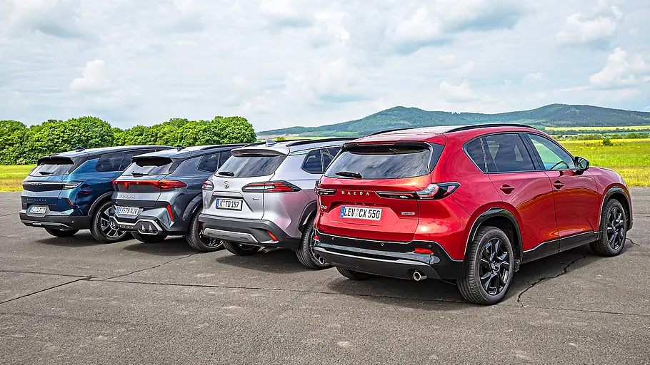 Opel Grandland/Cupra Terramar/Toyota Corolla Cross/Mazda CX-5 Blick von schräg hinten auf die vier SUV Opel Grandland, Cupra Terramar, Toyota Corolla Cross und Mazda CX-5.