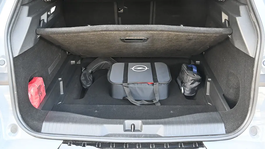 Opel Grandland Electric Der Unterboden im Kofferraum des Opel Grandland Electric.
