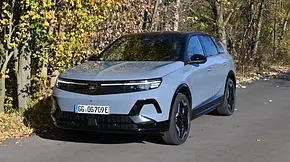 Der Opel Grandland Electric stehend fotografiert von schräg vorne. - Foto: Team AUTO ZEITUNG